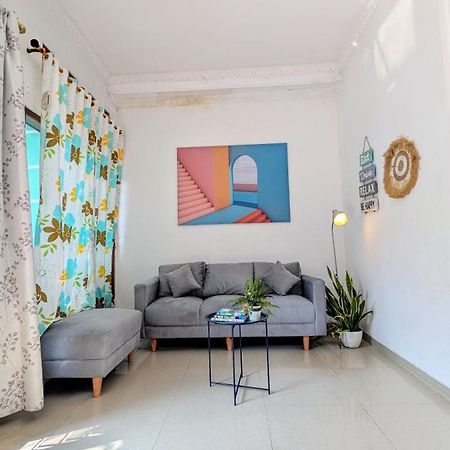 Homey Guesthouse Kertajaya Surabaya Buitenkant foto