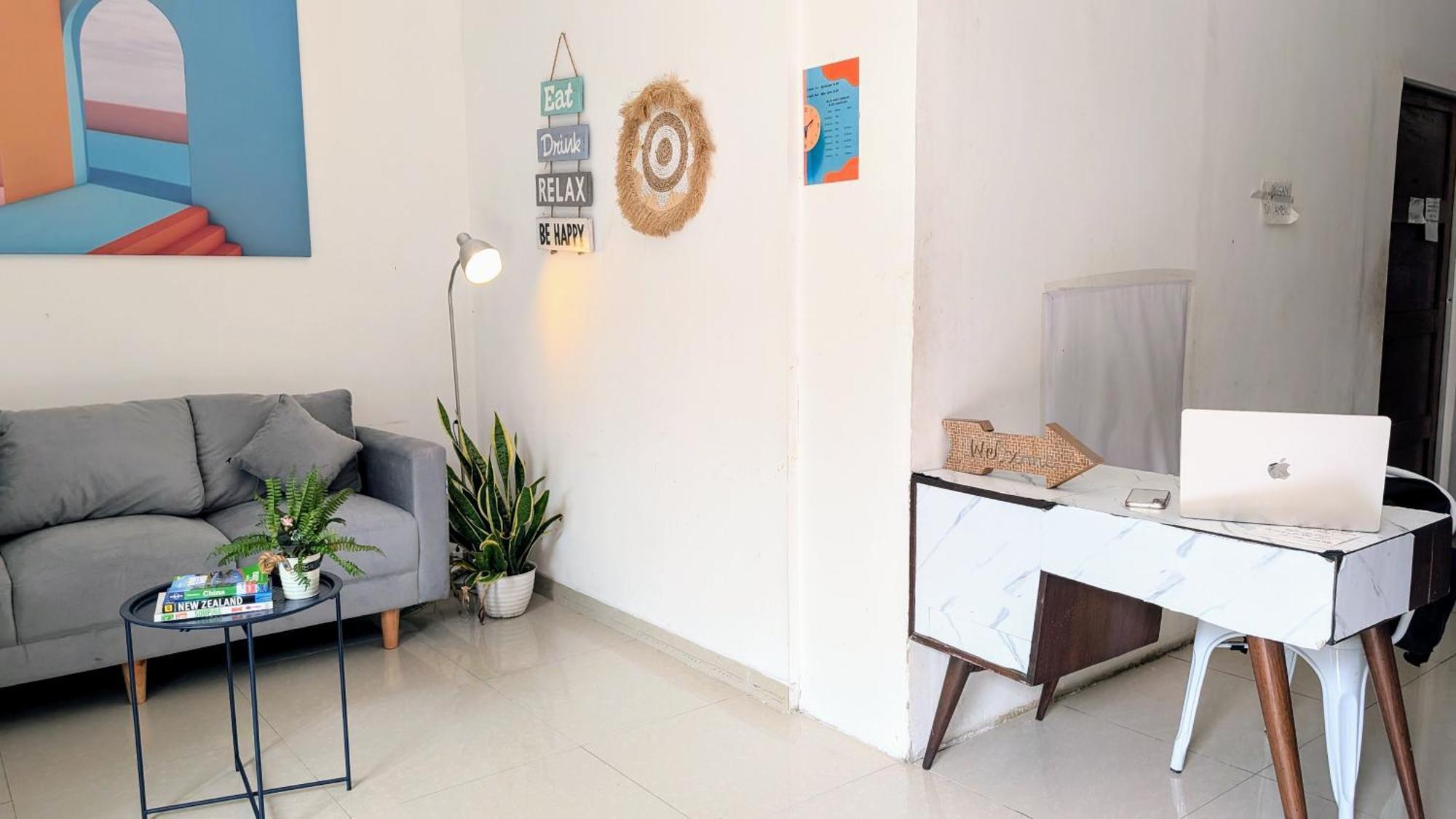 Homey Guesthouse Kertajaya Surabaya Buitenkant foto