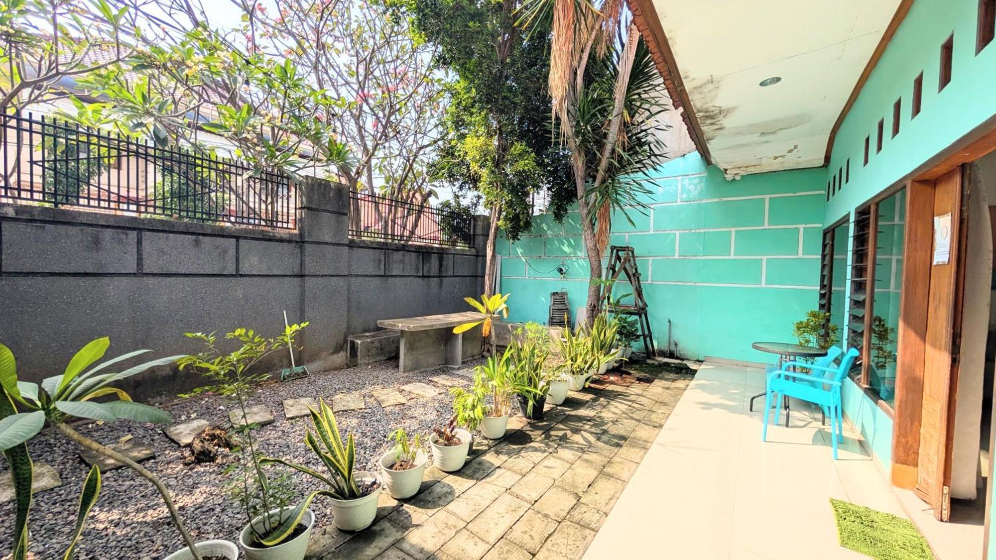Homey Guesthouse Kertajaya Surabaya Buitenkant foto